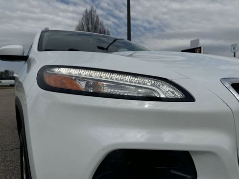 Used 2016 Jeep Cherokee Latitude w/ Cold Weather Group image 11