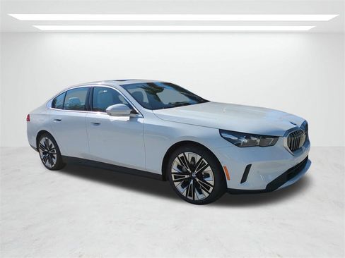New 2026 BMW 530i w/ Premium Package image 2