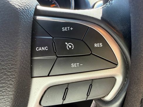 Used 2021 Jeep Grand Cherokee Laredo RWD image 16