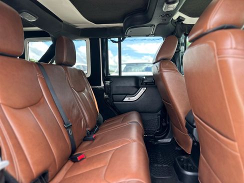 Used 2017 Jeep Wrangler Unlimited Rubicon w/ Connectivity Group AWD/4WD image 16