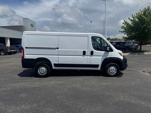 Used 2025 RAM ProMaster 2500 w/ Convenience Group FWD image 2