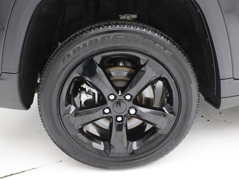 Used 2023 Jeep Grand Cherokee L Laredo image 10