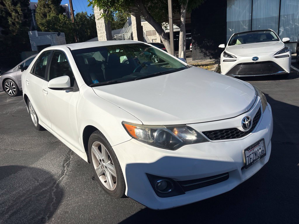 Used 2014 Toyota Camry SE FWD image 2