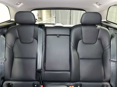 Used 2023 Volvo XC60 B5 Plus image 22