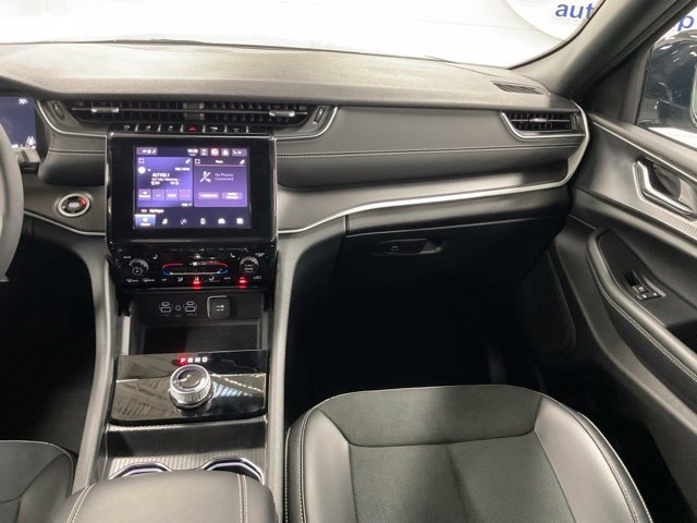 Used 2025 Jeep Grand Cherokee Altitude AWD/4WD image 17