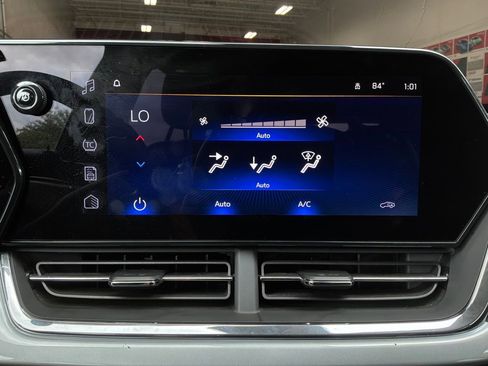 Used 2025 Chevrolet Trax LT FWD image 27