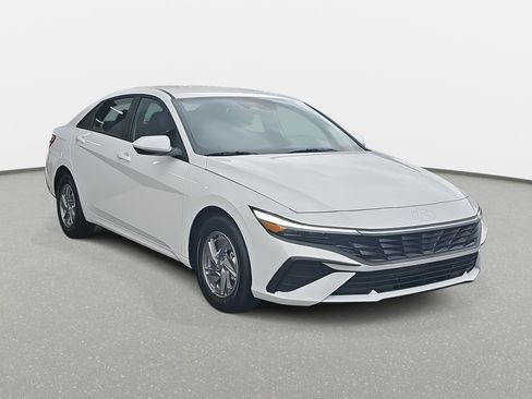 New 2026 Hyundai Elantra SE image 3