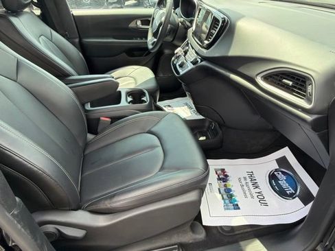 Used 2025 Chrysler Pacifica Select FWD image 41