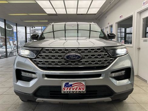 Used 2022 Ford Explorer Limited w/ Limited Technology Package image 2