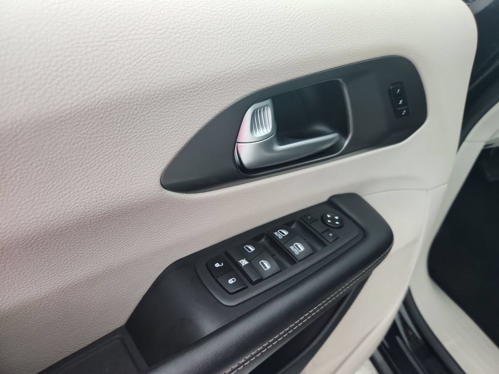 Certified 2024 Chrysler Pacifica Touring-L FWD image 24