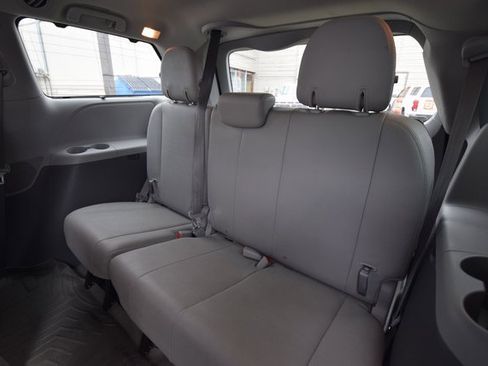 Used 2018 Toyota Sienna AWD image 12