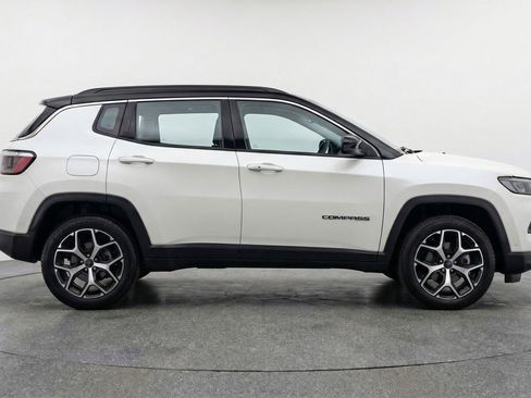 Used 2025 Jeep Compass Limited image 11