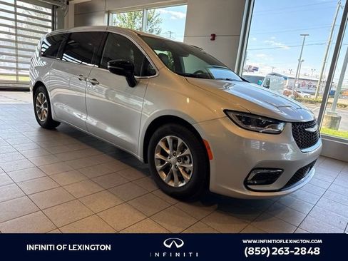 Used 2026 Chrysler Pacifica Limited FWD image 1
