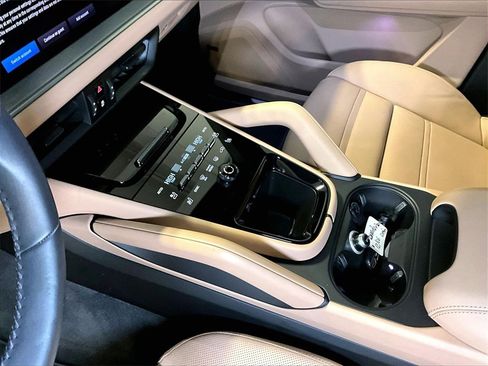 Certified 2025 Porsche Cayenne image 20