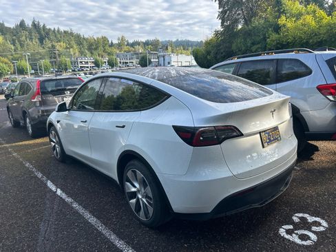 Used 2021 Tesla Model Y Long Range AWD/4WD image 7