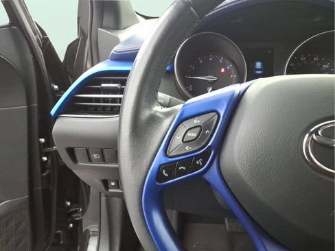 Used 2021 Toyota C-HR XLE FWD image 22