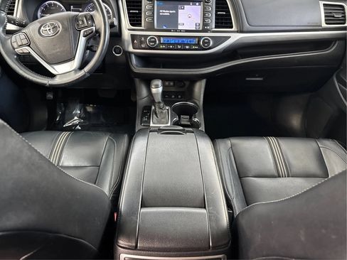 Used 2018 Toyota Highlander SE w/ Carpet Mat Package (TMS) AWD/4WD image 22