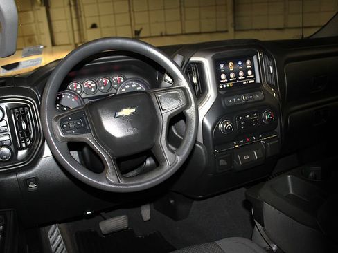 Used 2020 Chevrolet Silverado 1500 Custom w/ Custom Value Package AWD/4WD image 4