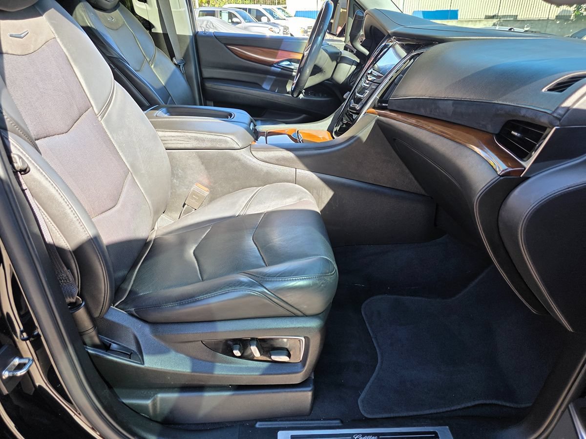 Used 2018 Cadillac Escalade Luxury RWD image 16