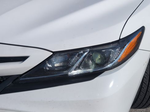 Used 2019 Toyota Camry SE image 6