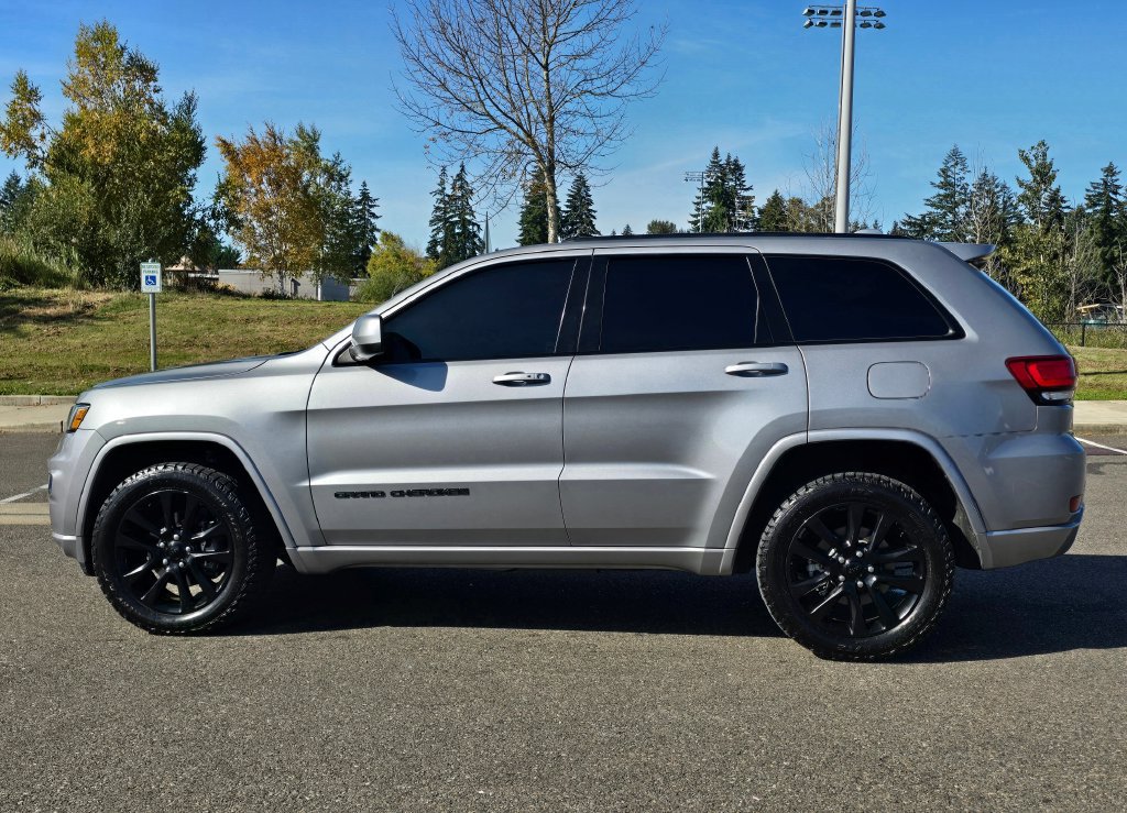Used 2019 Jeep Grand Cherokee Altitude AWD/4WD image 2