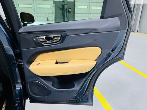 Used 2019 Volvo XC60 T5 Momentum w/ Premium Package FWD image 30