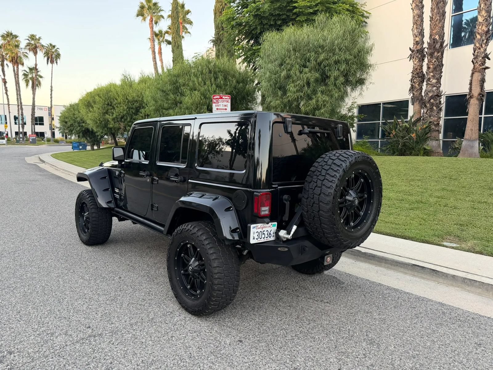 Used 2014 Jeep Wrangler Unlimited Sahara w/ Connectivity Group AWD/4WD image 9