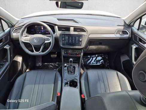Used 2023 Volkswagen Tiguan SE w/ Panoramic Sunroof Package FWD image 18