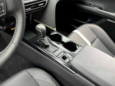 Used 2025 Toyota Camry SE w/ Multimedia Upgrade Package image 15