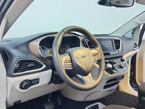 Used 2023 Chrysler Voyager LX image 13