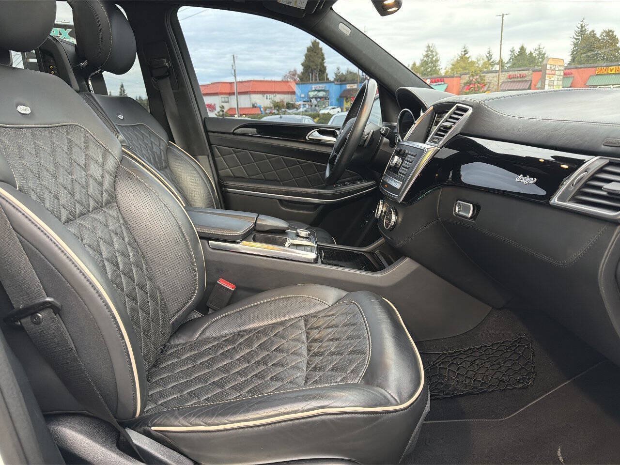 Used 2015 Mercedes-Benz GL 550 4MATIC w/ Driver Assistance Package image 22