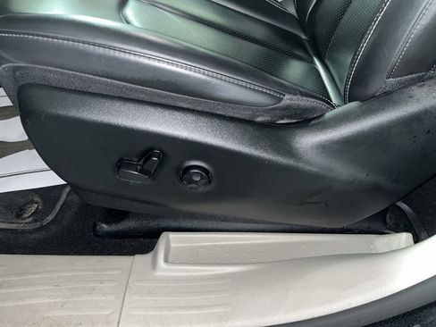 Used 2023 Chrysler Pacifica Touring-L image 14