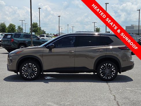 Used 2025 Nissan Rogue SL w/ Tech Package FWD image 3