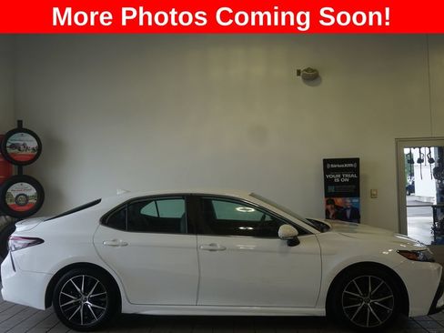 Used 2022 Toyota Camry SE w/ Cold Weather Package FWD image 2