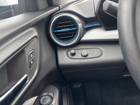 Used 2025 Chevrolet Trax LT w/ LT Convenience Package FWD image 32