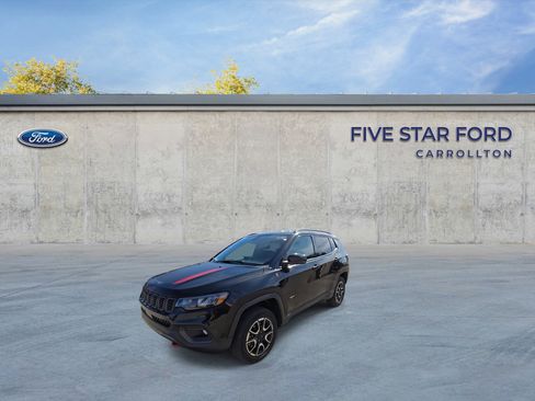 Used 2024 Jeep Compass Trailhawk image 4