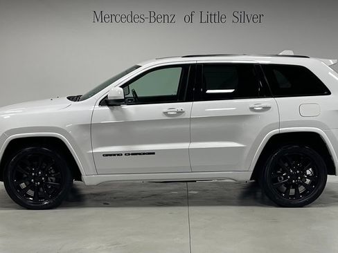 Used 2021 Jeep Grand Cherokee Laredo X AWD/4WD image 2