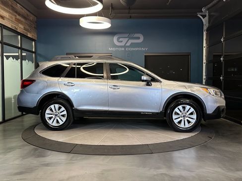 Used 2017 Subaru Outback 2.5i Premium AWD/4WD image 2
