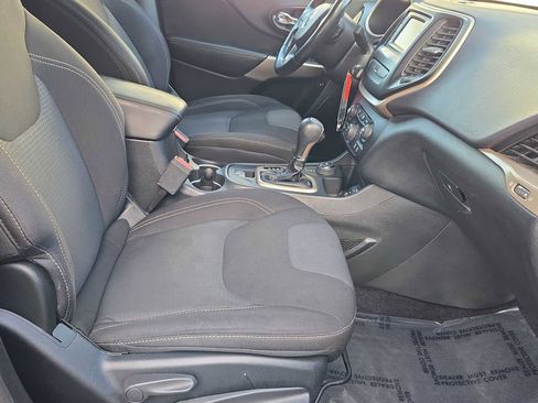 Used 2017 Jeep Cherokee Latitude w/ Cold Weather Group image 21