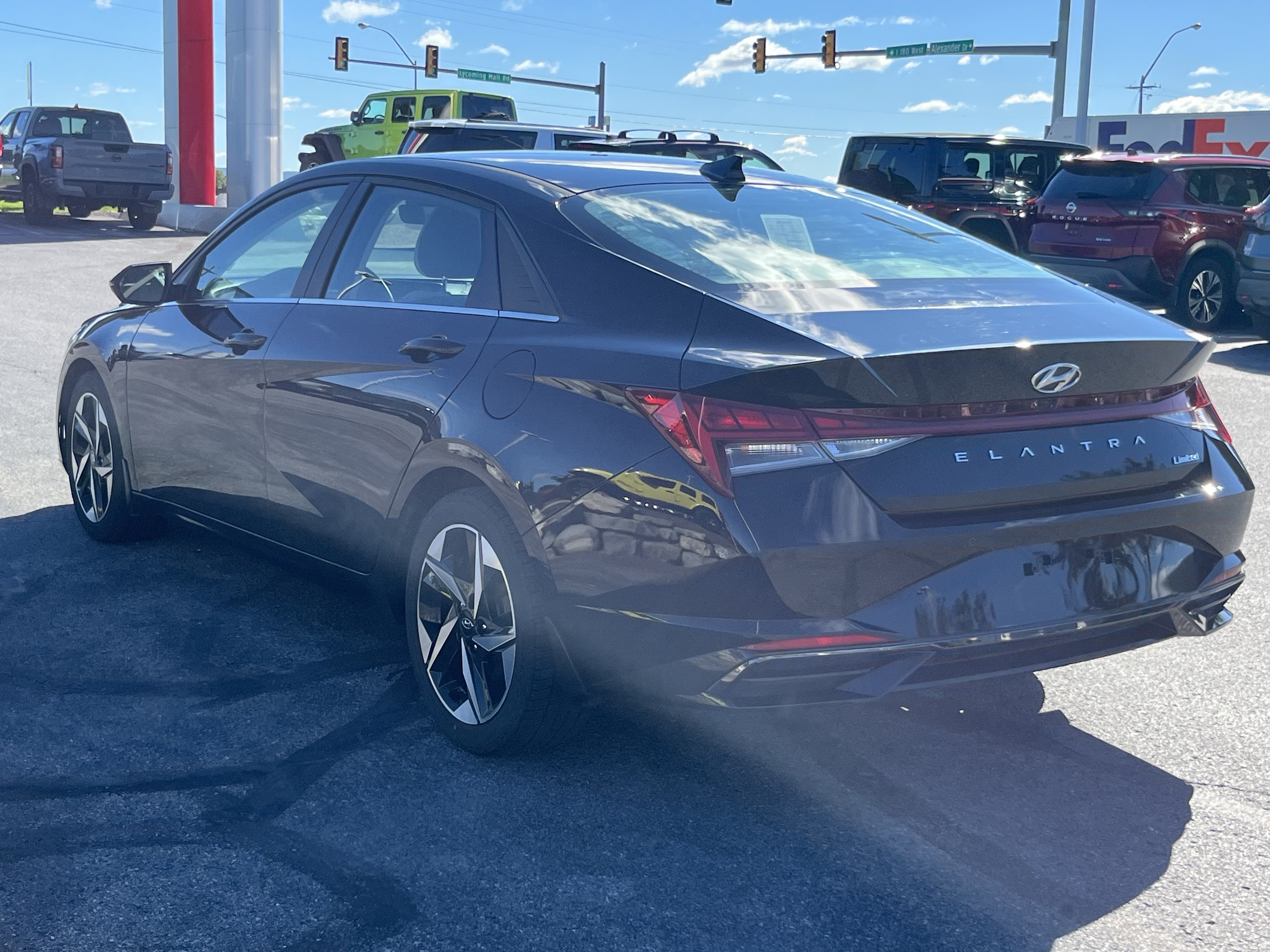 Used 2022 Hyundai Elantra Limited FWD image 8