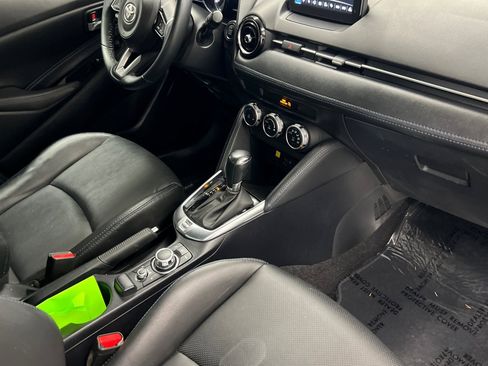 Used 2020 Toyota Yaris XLE image 15