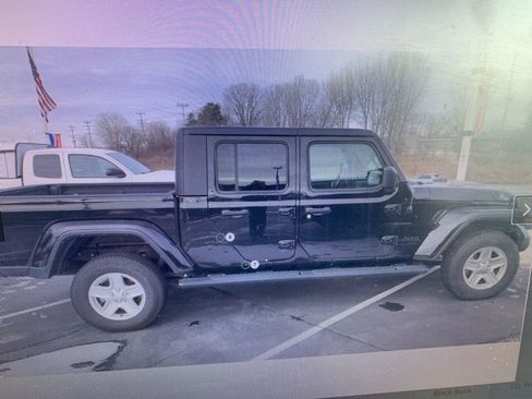 Used 2023 Jeep Gladiator Sport image 9