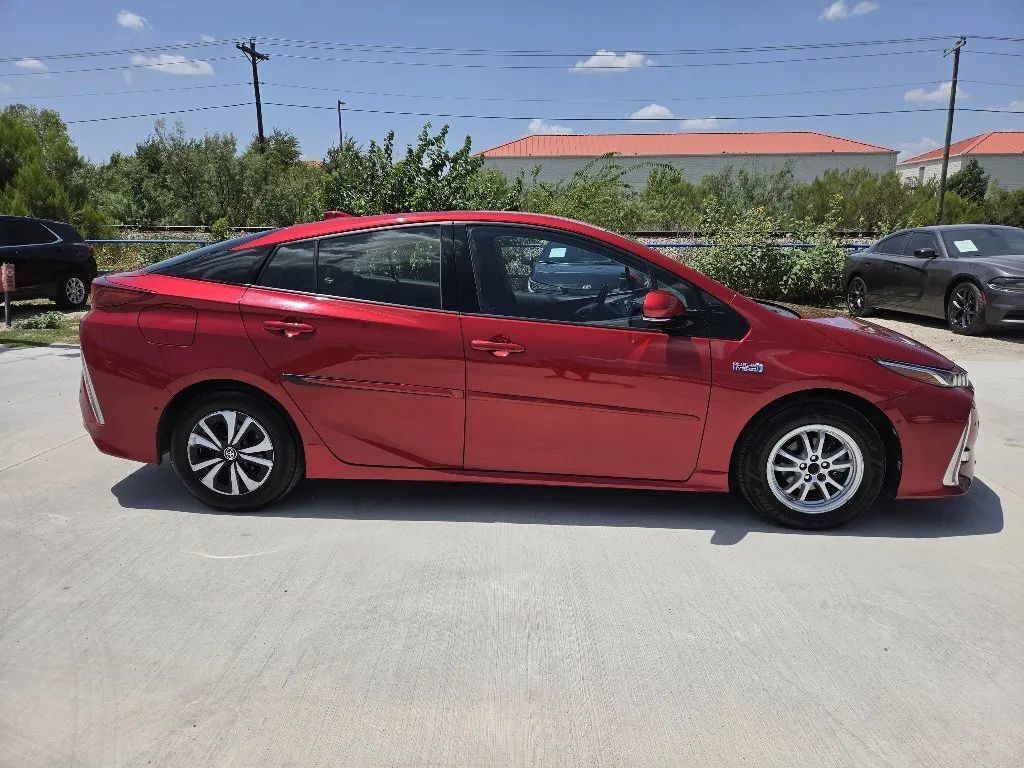 Used 2017 Toyota Prius Prime Advanced FWD image 4