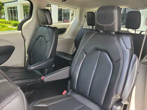 Used 2023 Chrysler Pacifica Touring-L FWD image 14
