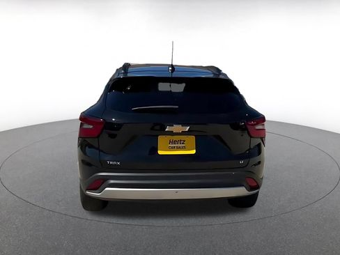 Used 2025 Chevrolet Trax LT w/ LT Convenience Package FWD image 12