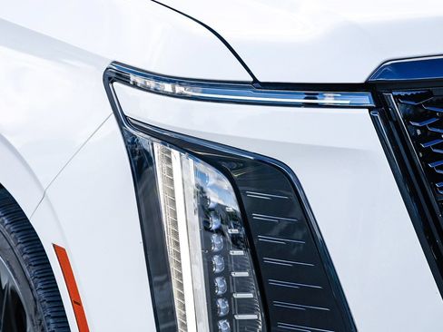 Used 2025 Cadillac Escalade Sport Platinum w/ LPO, ONYX Package AWD/4WD image 8