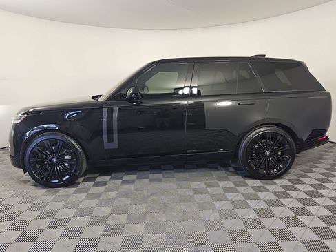 Used 2025 Land Rover Range Rover SE image 2
