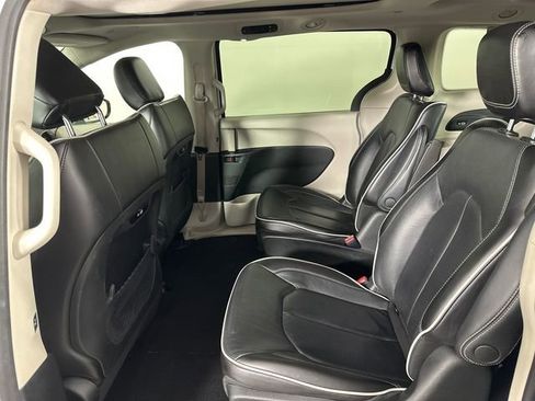 Certified 2023 Chrysler Pacifica Limited FWD image 12