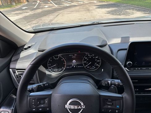 Used 2025 Nissan Rogue SV FWD image 29