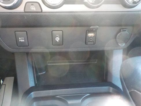 Used 2017 Toyota Tacoma TRD Sport w/ Tow Package (A/T) image 19